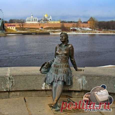 Новгород. Памятник туристке.
