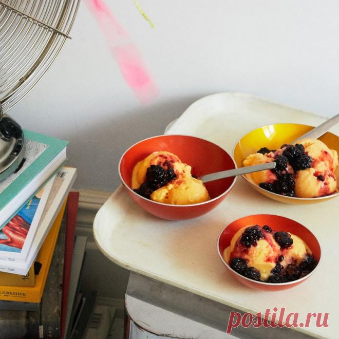 Персиковый сорбет с ежевикой