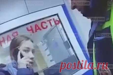 Инспекторы ГИБДД сломали руку россиянке. В Петербурге полицейские сломали руку коллеге во время драки. Конфликт разгорелся в отделе полиции Василеостровского управления МВД России. На кадрах один из сотрудников ДПС просит предъявить ему служебное удостоверение. Сотрудница угрозыска его толкает, после чего женщину валят на пол.