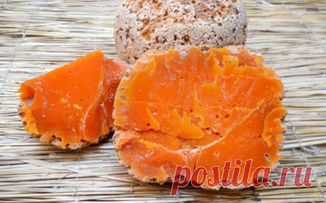 ღЛучшие французские сыры

Mimolette — Мимолет
Оригинальный сыр Мимолет впервые изготовили по указу Людовика XIV, которому требовался аналог эдамера, запрещенному во ввозе в страну при Кольбере. Отличительной чертой между этими сырами являлась оранжевая окраска, которой способствовало добавление натурального красителя аннато.

Интересно, что в самом начале сыр выдерживали непродолжительное время и он получался мягким со слегка маслянистой консистенцией, с орехово-фруктовым а...