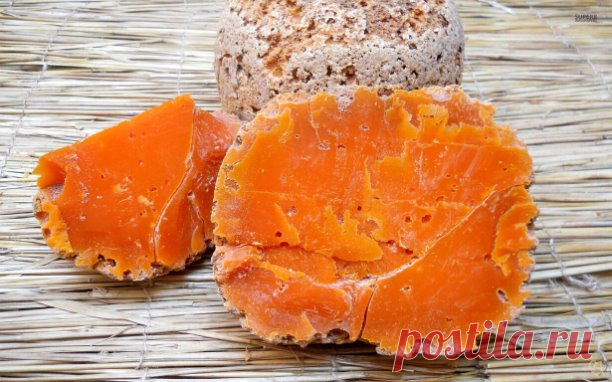ღЛучшие французские сыры

Mimolette — Мимолет
Оригинальный сыр Мимолет впервые изготовили по указу Людовика XIV, которому требовался аналог эдамера, запрещенному во ввозе в страну при Кольбере. Отличительной чертой между этими сырами являлась оранжевая окраска, которой способствовало добавление натурального красителя аннато.

Интересно, что в самом начале сыр выдерживали непродолжительное время и он получался мягким со слегка маслянистой консистенцией, с орехово-фруктовым а...