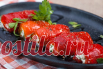 Рулетики из печеного перца с сыром и травами