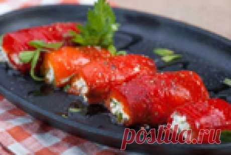 Рулетики из печеного перца с сыром и травами