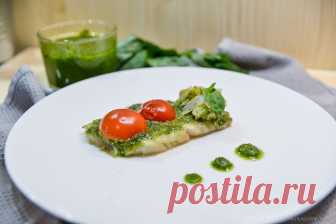 Богатый вкус! Минтай с соусом песто за 10 минут в духовке — Фактор Вкуса