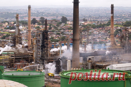 Африке пообещали многомиллиардные затраты на спасение планеты. Африке придется потратить миллиарды долларов на заводы по переработке нефти, чтобы сократить количество вредных выбросов. На долю Африки приходится около двух процентов мировых выбросов углекислого газа, однако, по словам аналитиков, эта цифра вырастет до 4,5 процента к 2040 году.