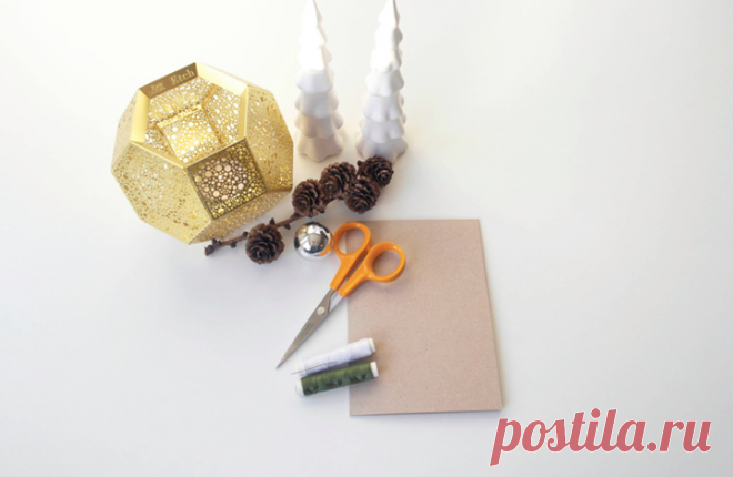 Один из способов порадовать родителей или любимых — подарить открытку, сделанную своими руками! Показываем, как сделать открытку с вышитой новогодней елкой буквально за один вечер >>