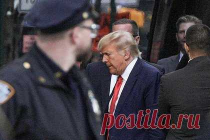Прокурор переквалифицировал все пункты обвинения против Трампа. Офис окружного прокурора Манхэттена Элвина Брэгга изменил квалификацию пунктов обвинения против бывшего президента США Дональда Трампа. «Обвинение в фальсификации деловой документации может преследоваться в штате Нью-Йорк как проступок. Однако офис Брэгга повысил все обвинения до преступлений класса Е», — пишет Yahoo.