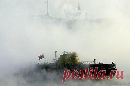 В США признали критическое отставание от России. Глава Северного командования американских Вооруженных сил (NORTHCOM) Грегори Гийо признал, что США критически уступают России в количестве тяжелых ледоколов. Он подтвердил информацию о том, что у США имеется всего один исправный тяжелый ледокол, в то время как у России их около 40.