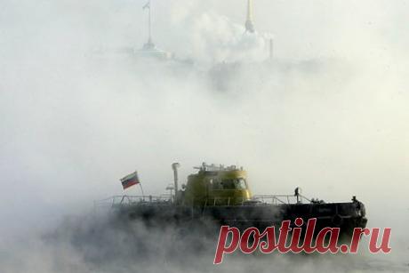 В США признали критическое отставание от России. Глава Северного командования американских Вооруженных сил (NORTHCOM) Грегори Гийо признал, что США критически уступают России в количестве тяжелых ледоколов. Он подтвердил информацию о том, что у США имеется всего один исправный тяжелый ледокол, в то время как у России их около 40.