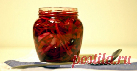 Хрустящая маринованная капуста по-грузински. Рецепт Нарезаем капусту, кому как нравится (в оригинале — крупными кусками). Нарезаем сырую свеклу, трем на крупной терке морковь, мелко — перец чили и чеснок. Все перемешиваем. Добавляем несколько горошков душистого  перца. Утрамбовываем смесь в банку и заливаем рассолом.
