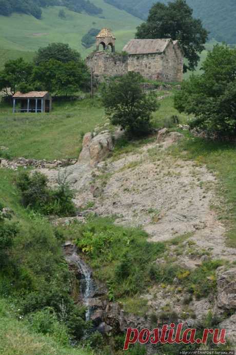 Սրբանեսի Վանք
Սրբանեսի վանքը (կառուցվել է VIII-XVII դարերում), որը հայտնի է նաև Սուրբ Հովհաննես կամ Հովհան Օձնեցու վանք անուններով, գտնվում է Հայաստանի Լոռու մարզում, Արդվի գյուղի հյուսիսարևմտյան եզրին։ Վանքային համալիրը բաղկացած է միմյանց կից թաղածածկ երկու եկեղեցուց և զանգակատնից,վանական շինություններից ։ Վանքի տարածքում են գտնվում նաև խաչքարեր, քառակող կոթողը, տնտեսական և բնակելի շինությունների փլատակները։
Երկու եկեղեցիների հորինվածքային տարրերը վկայում են, որ եկեղեցիները միաժամանա