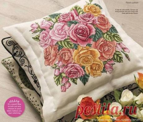 Пышные розы на подушке