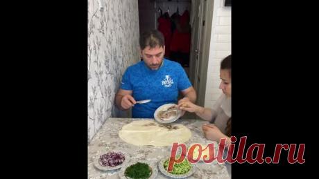 «Закуска из селедки в лаваше»

200гр лаваша
1 селёдка
3 отварных яйца
1 средний огурец
1т небольшого лука
100гр плавленного сыра
немного укропа

Лаваш смазать сыром, поверх накрыть вторым лавашом и тоже смазать сыром. Селёдку разделать,нарезать на небольшие кусочки и выложить вдоль края лаваша. Яйца и огурец натереть на крупной тёрке и тоже распределить по лавашу. Сверху укропчик и завернуть в рулет. У нас это очень весело получилось
Завернуть в пакет и убрать в холодильни...