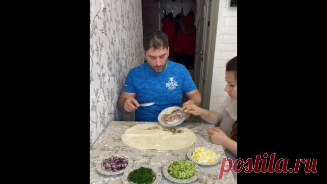 «Закуска из селедки в лаваше»

200гр лаваша
1 селёдка
3 отварных яйца
1 средний огурец
1т небольшого лука
100гр плавленного сыра
немного укропа

Лаваш смазать сыром, поверх накрыть вторым лавашом и тоже смазать сыром. Селёдку разделать,нарезать на небольшие кусочки и выложить вдоль края лаваша. Яйца и огурец натереть на крупной тёрке и тоже распределить по лавашу. Сверху укропчик и завернуть в рулет. У нас это очень весело получилось
Завернуть в пакет и убрать в холодильни...