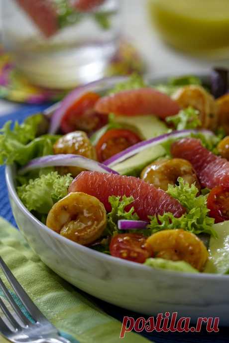 Салат из маринованных креветок с авокадо и грейпфрутом - отличное решение для праздничного застолья без вреда для фигуры.