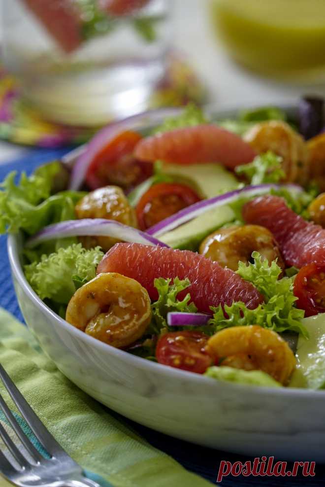 Салат из маринованных креветок с авокадо и грейпфрутом - отличное решение для праздничного застолья без вреда для фигуры.