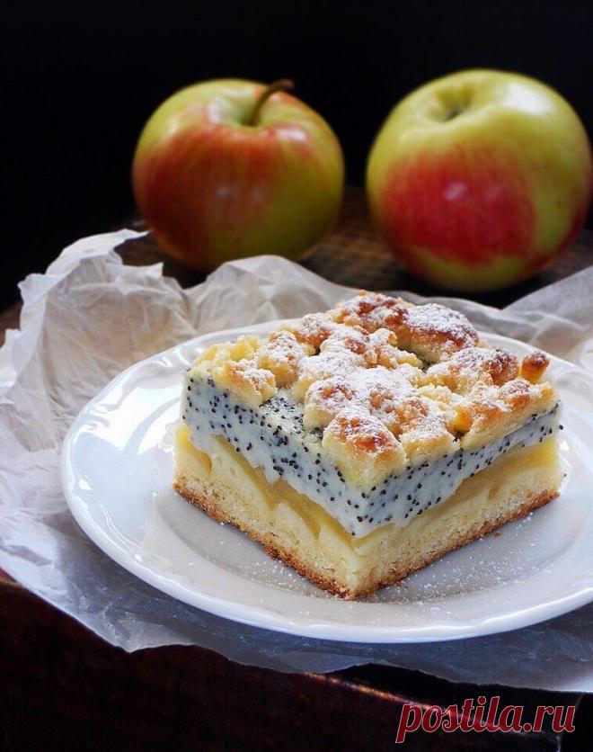 Яблочно-маковый пирог 

Ингредиенты:

Мука — 450 г
Сливочное масло — 250 г
Сахарная пудра — 100 г
Яйцо — 1 шт.
Яичные желтки — 2 шт.
Разрыхлитель — 1 ч. л.
Сметана — 2 ст. л.
Соль — 1 щепотка
Яблоки — 1 кг
Порошок для пудинга — 2 пакетика
Сахар — 3–4 ст. л.
Семена мака — 2–3 ст. л.
Молоко — 800 мл

Приготовление:

1. Смешать муку с разрыхлителем, сахарной пудрой и солью. Растереть смесь со сливочным маслом. Добавить яичный желток и сметану. Замесить однородное тесто. Тесто...