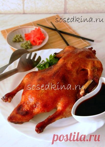 Утка по-пекински.
Пекинская жареная утка или Бей Джин Хао – это самое знаменитое блюдо в Пекине.
СОСТАВ:
Масло кунжутное – 1 ст.л.
Имбирь молотый – 1 ст.л.
Утка – 1 шт (2-2,5 кг)
Джин (водка) – 150 мл
Соевый соус – 5 ст.л.
Мёд – 4 ст.л.
Соль, перец.