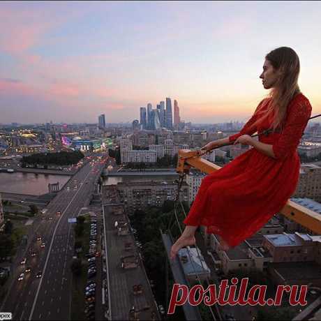 По шкале от одного до десяти, насколько вы сейчас счастливы? 
За платьице безумно благодарна уютному шоуруму @cocosmoscow  на Тверской #rooftop #roof #roofing #roofs #moscow #moscowcity #moschino #urban #urbandecay