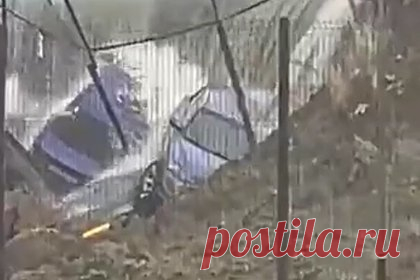 В российском регионе три машины ушли под землю и попали на видео