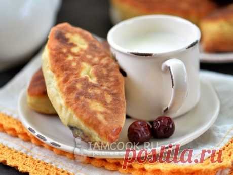 Жареные пирожки с вишней