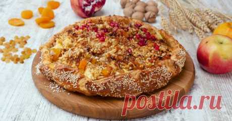Открытый пирог с творогом, яблоками и курагой