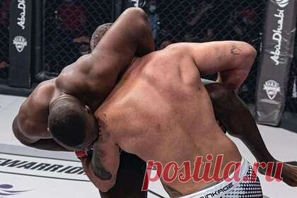 Боец MMA засунул пальцы в рот соперника и пожаловался на его укусы. Суданский боец смешанного стиля (MMA) Мохамед Жума проиграл поединок на турнире UAE Warriors после жалоб на укусы со стороны соперника. 26-летний африканец засунул пальцы в рот своему оппоненту Софьяну Букичу, а затем пытался убедить рефери, что француз намерено его кусал. Судья дисквалифицировал Жуму.