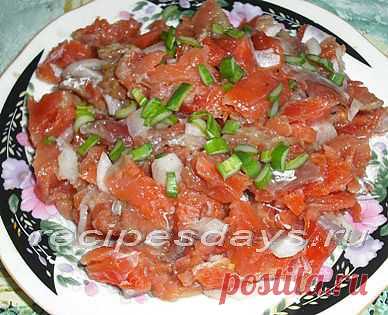 Засолка красной рыбы честно говоря дело не сложное, если вы еще не солили рыбу в домашних условиях предлагаю вам простой и быстрый рецепт соления рыбы.