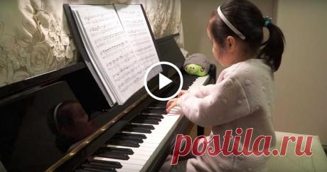 Малышке всего 5 лет! Посмотрите как она играет и читает с нотного листа!