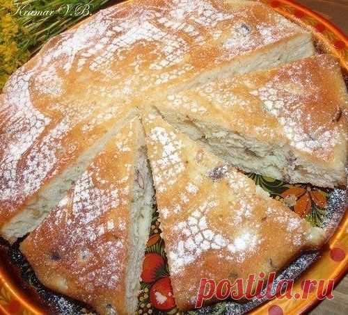 Пышный кекс на кефире с орехами.