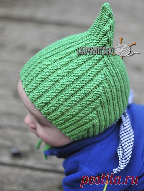 Вязаная спицами шапочка 