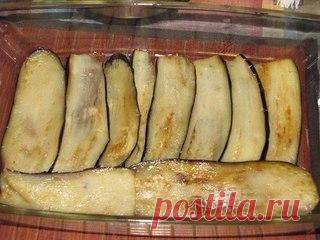 Куриная запеканка

Ингредиенты:

- куриная грудка (филе) - 4 шт.
- баклажаны - 2-3 шт.
- помидоры - 3-4 шт.
- сыр - 150 гр.
- чеснок - 1 зубчик,
- зелень укропа
- растительное масло для жарки
- соль, красный и чёрный перец по вкусу

Приготовление:

Баклажаны вымыть, срезать хвостики и обсушить. Нарезать их вдоль, тонкими полосками, положить в миску, посолить и оставить на 20-30 минут. С баклажан слить образовавшийся сок.Куриную грудку вымыть, хорошо обсушить и разрезать ка...