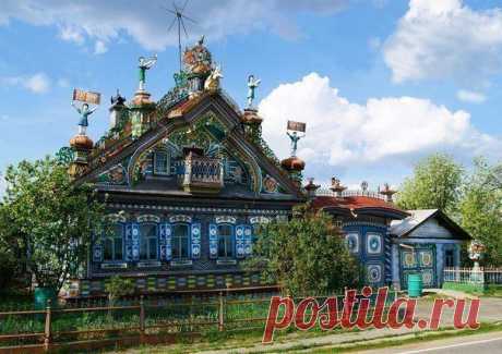 В небольшой деревушке Кунара близ Невьянска (Свердловская область) есть дом, подобного по красоте и оригинальности которому нет, наверное, больше нигде в России. Речь идет о доме кузнеца Сергея Ивановича Кириллова. Он напоминает даже скорее сказочный терем. В 1999 году этот дом признали лучшим в России. Он победил во всероссийском конкурсе самодеятельного деревянного зодчества.