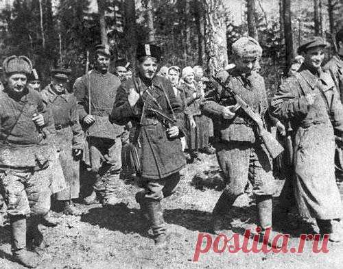 Почему у советских партизан были такие большие зарплаты История партизанского движения в годы Великой Отечественной войны подаётся как подвиг бескорыстных патриотов. Однако для многих партизан играл роль и материальный фактор. Участники лесных отрядов получали выплаты, превосходившие денежное довольствие рядовых красноармейцев. Правда, колхозников, активно пополнявших ряды «народных мстителей», данная мера поддержки не касалась.
