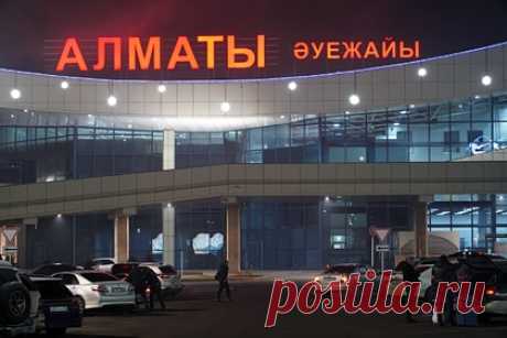 Аэропорт Алма-Аты закрылся на неопределенный срок. Аэропорт в казахском городе Алма-Ата закрылся на неопределенный срок на фоне протестов. Воздушная гавань не возобновит работу с 10 января, как ранее сообщали в ее пресс-службе. В МИД РФ обратились несколько сотен россиян с просьбой о вывозе их из Казахстана, в настоящее время ситуация в работе.