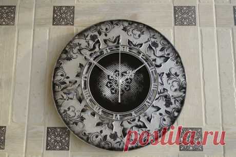 Здравствуйте, девочки!
Закончила двухмесячный долгострой - часы по МК Натальи Блисс "Баттерфляй". На всякий случай, уточняю, по периметру часов вживление распечаток на офисной бумаге (декупаж). Ну и на всякий случай, по правилам группы, работа с декупажем.
#МУД_творчество_подписчиков