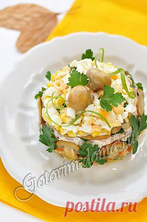 Салат "Осенний" (с курицей, грибами и маринованными огурцами)