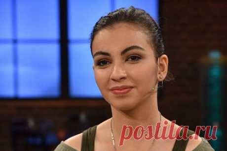 В Германии призвали выслать «беженку Меркель» за антисемитизм. Немецкие политики призвали выслать и лишить гражданства Германии «беженку Меркель» Рим Сахвиль из Палестины за антисемитизм. Так они отреагировали на ее пост в одной из социальной сети с лозунгом «от реки до моря Палестина будет свободна». Данная фраза стала символом сторонников арабской страны.