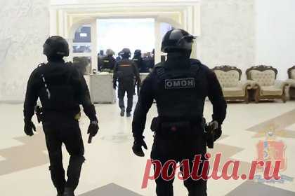 В России силовики ворвались на мигрантское торжество, прервали его и попали на видео