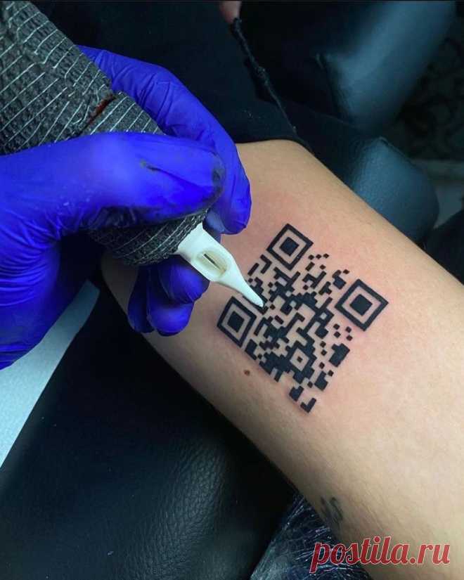 Мужчина сделал татуировку с QR-кодом вакцины COVID-19 на руке