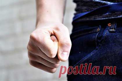 В Москве неизвестный изнасиловал в овраге 18-летнюю девушку и попросил прощения. В Москве неизвестный изнасиловал 18-летнюю девушку в овраге и попросил прощения. В ночь на воскресенье девушка возвращалась домой из закусочной, в которой работала. Потерпевшая шла пешком от автобусной остановки на Варшавском шоссе до Нагорной улицы. По пути она заметила, что неизвестный в капюшоне преследует ее.