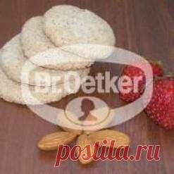 Миндально-клубничное печенье Сахар 300 гр.Клубника 100 гр.Яйцо (белок) 3 шт.Миндаль молотый 200 гр.Лимонный сок 1 ч.л.Цедра лимона 1 ч.л.