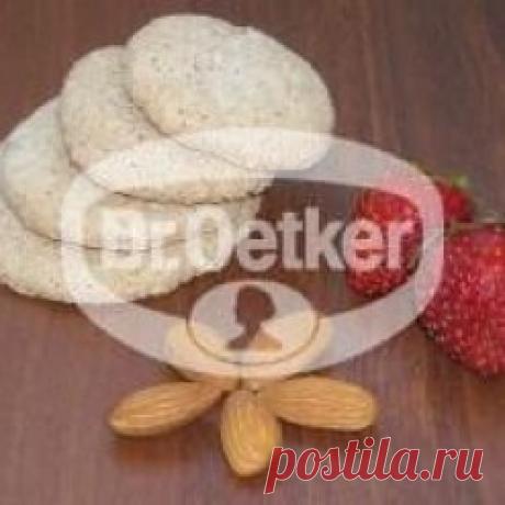 Миндально-клубничное печенье Сахар 300 гр.Клубника 100 гр.Яйцо (белок) 3 шт.Миндаль молотый 200 гр.Лимонный сок 1 ч.л.Цедра лимона 1 ч.л.