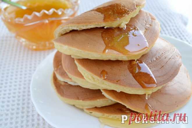 Американские блинчики панкейки - рецепт с фото на кефире   Ингредиенты:  Яйцо&ndash; 1 шт Кефир &ndash; 1 стакан Сахар &ndash; 1 ст.ложка Мука пшеничная &ndash; 1 стакан Ваниль &ndash; на кончике ножа Сода пищевая &ndash;