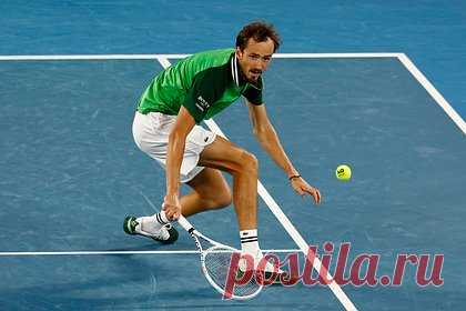 Медведев одержал волевую победу в пятисетовом полуфинале Australian Open. Российский теннисист Даниил Медведев обыграл немца Александра Зверева в полуфинале Australian Open-2024. Встреча прошла в пятницу, 26 января, и продлилась пять сетов. Россиянин одержал волевую победу, проиграв первые две партии. Итоговый счет: 5:7, 3:6, 7:6, 7:6, 6:3 в пользу Медведева.