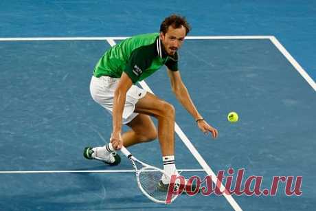 Медведев одержал волевую победу в пятисетовом полуфинале Australian Open. Российский теннисист Даниил Медведев обыграл немца Александра Зверева в полуфинале Australian Open-2024. Встреча прошла в пятницу, 26 января, и продлилась пять сетов. Россиянин одержал волевую победу, проиграв первые две партии. Итоговый счет: 5:7, 3:6, 7:6, 7:6, 6:3 в пользу Медведева.