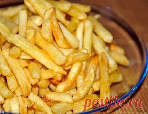КАРТОФЕЛЬ ФРИ В МУЛЬТИВАРКЕ!

ИНГРЕДИЕНТЫ:

Картофель 
Подсолнечное масло
Соль

ПРИГОТОВЛЕНИЕ:

Первым делом, конечно же, нужно подготовить сам картофель. Нарезать его можно произвольно, именно так, как нравится вам, однако стоит все же учесть, что слишком толстые кусочки картофеля потребуют больше времени для приготовления.

Налейте в вашу мультиварку подсолнечное масло - до первой отметки. Если есть желание, можете чуть-чуть посолить масло, дабы оно не разбрызгивалось.

...