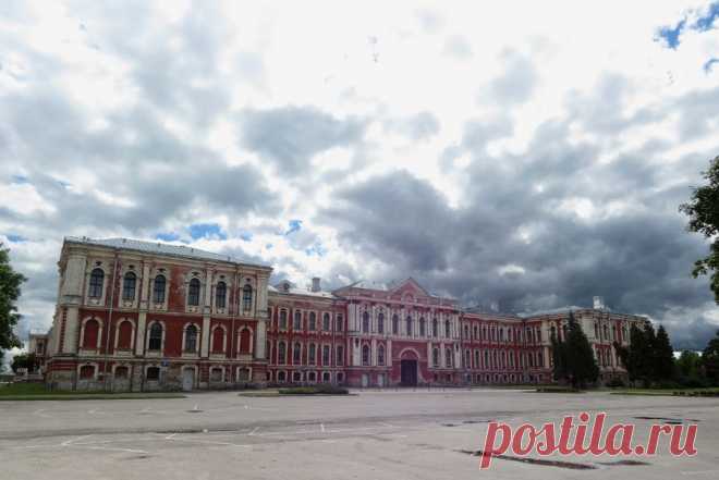 1 июня 1789 "...Скоро открылась Митава. Вид сего города некрасив, но для меня был привлекателен! "Вот первый иностранный город", - думал я, и глаза мои искали чего-нибудь отменного, нового. На берегу реки Аа, через которую мы переехали на плоту, стоит дворец герцога курляндского, не малый дом, впрочем, по своей наружности не великолепный. Стекла почти везде выбиты или вынуты; и видно, что внутри комнат переделывают. Герцог живет в летнем замке, недалеко от Митавы"