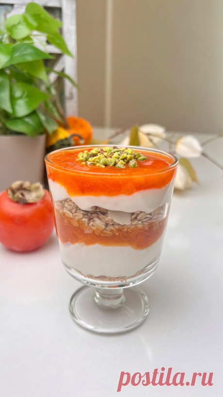 Cennet Hurmalı Parfe 🧡
5 dakika hazırlayacağınız bu pratik tarifi kahvaltıda ya da ara öğünlerinizde tüketebilirsiniz. 

  Malzemeler:
1 adet cennet hurması 
4 yemek kaşığı yoğurt 
1 yemek kaşığı tahin
1 tatlı kaşığı bal (isteğe bağlı)
4 yemek kaşığı granola

Hurmanın kabuklarını ayırın. Bir çatal yardımıyla ezin. 
Başka bir kasede yoğurt, tahin ve balı karıştırın. 
Bir kasenin en altına 2 kaşık granola, üzerine 2 kaşık yoğurt, üzerine cennet hurması püresinin yarısını ek...