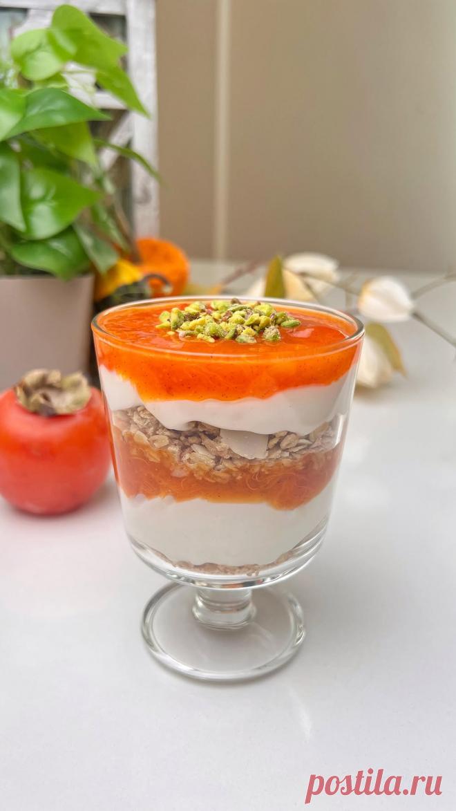 Cennet Hurmalı Parfe 🧡
5 dakika hazırlayacağınız bu pratik tarifi kahvaltıda ya da ara öğünlerinizde tüketebilirsiniz. 

  Malzemeler:
1 adet cennet hurması 
4 yemek kaşığı yoğurt 
1 yemek kaşığı tahin
1 tatlı kaşığı bal (isteğe bağlı)
4 yemek kaşığı granola

Hurmanın kabuklarını ayırın. Bir çatal yardımıyla ezin. 
Başka bir kasede yoğurt, tahin ve balı karıştırın. 
Bir kasenin en altına 2 kaşık granola, üzerine 2 kaşık yoğurt, üzerine cennet hurması püresinin yarısını ek...